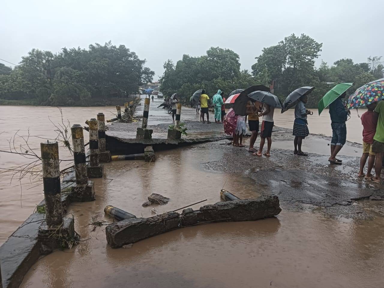 ଲଗାଣ ବର୍ଷାରେ ପୋଟେରୁ ବ୍ରିଜ ଧସିଲା-1